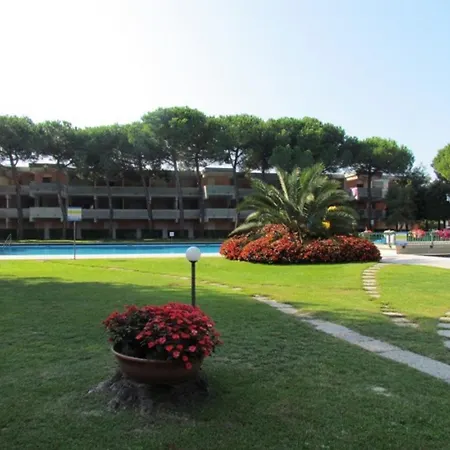With Shared Pool-beahost Apartmán