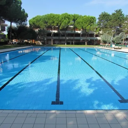 With Shared Pool-beahost Apartmán *